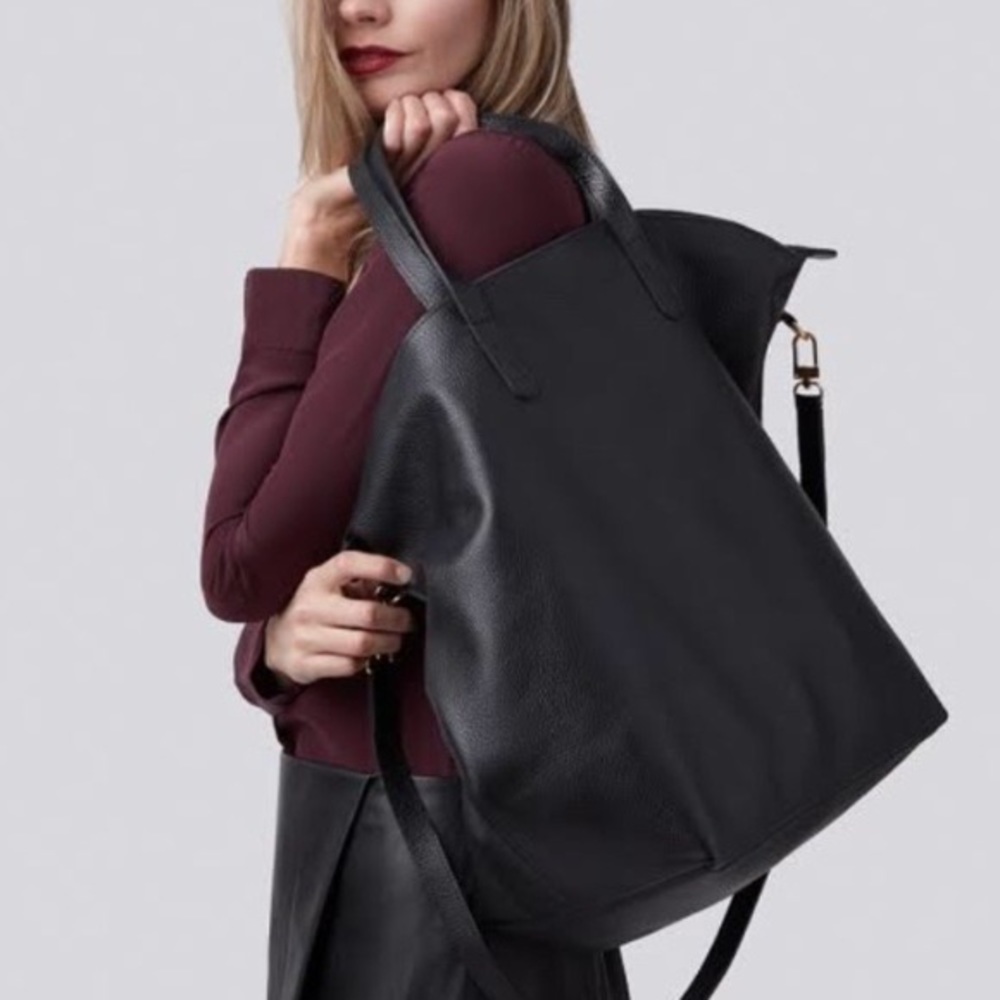 Cuyana Oversized Carryall Tote in Black